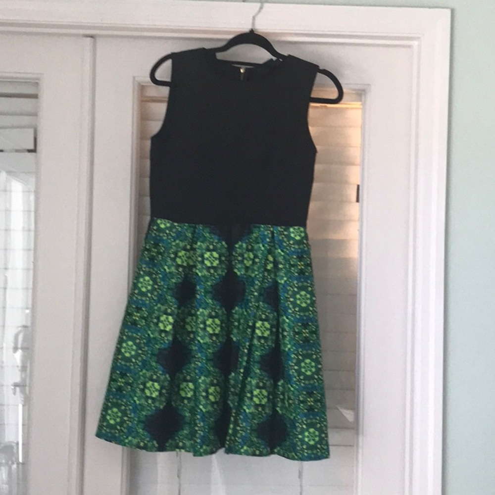 Taylor dress size 6 pockets zipper back never worn
C2
